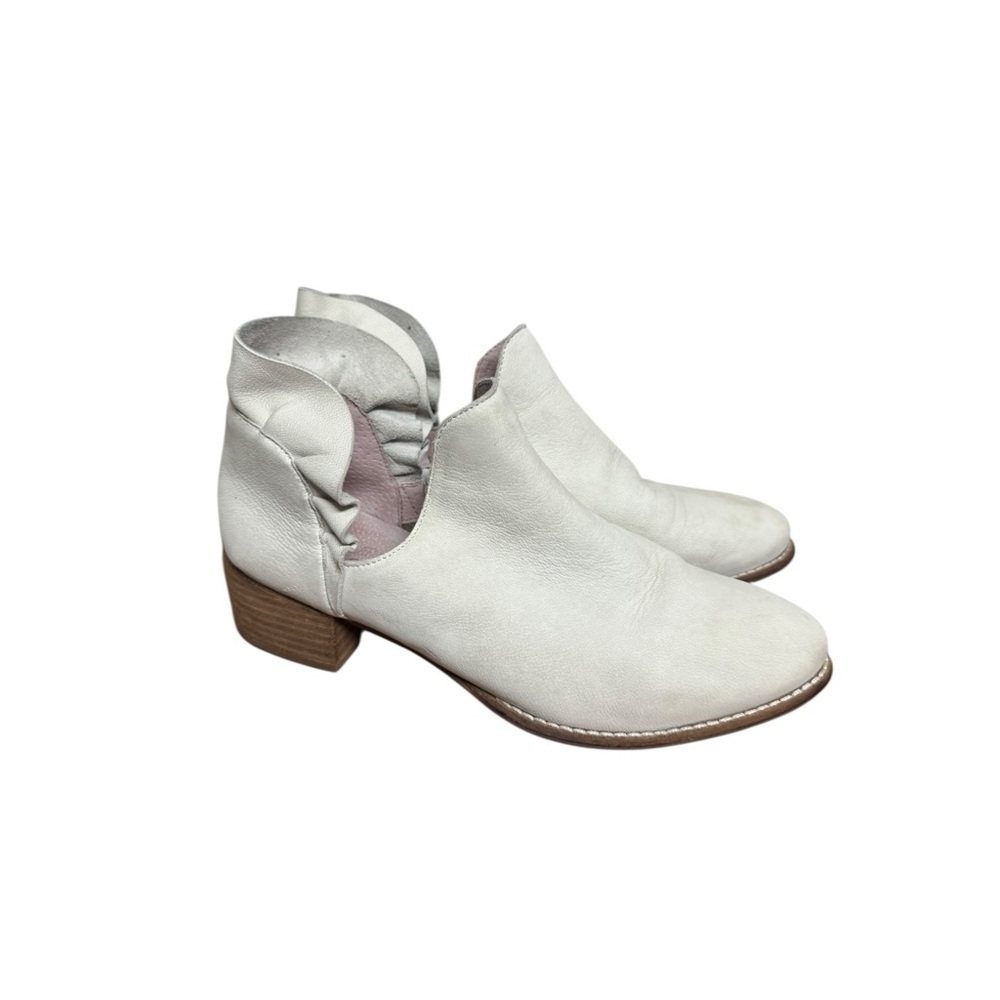 Seychelles Cream Leather Ruffle Ankle Booties Size 8
